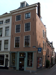 820010 Gezicht op het hoekpand Oudegracht 302 ( Culture Mix antiquiteiten) te Utrecht; rechts de Korte Smeestraat.N.B. ...
